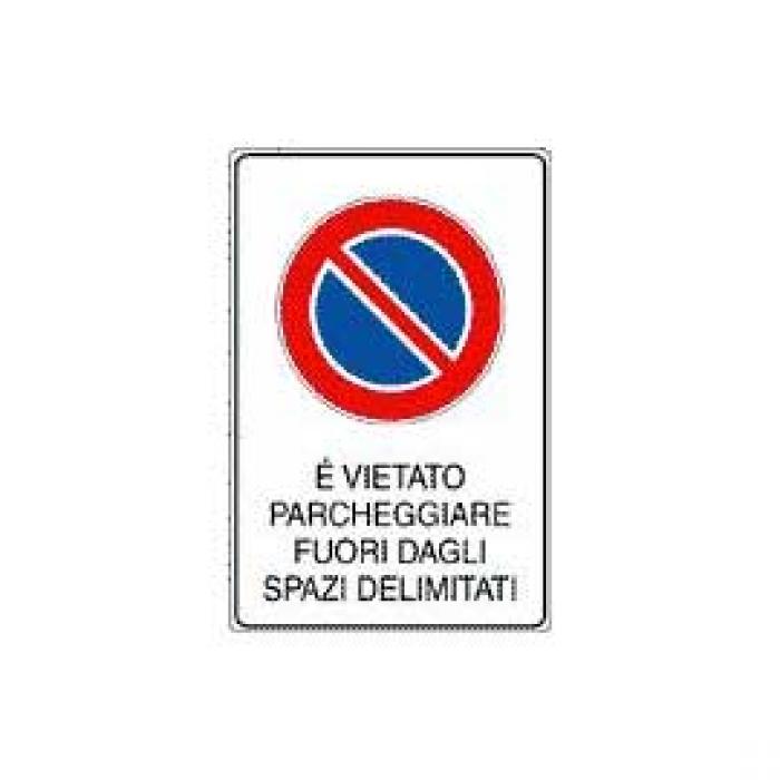 Cartello è vietato parcheggiare fuori dagli spazi delimitati